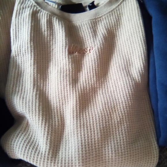 A bundle of surfer branding clothes .😄 - Picture 3 of 4